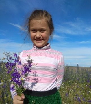 На фото Настя 8 лет. Фото с полевыми цветами сделанное в Самарской области, перед тем как собирать землянику.