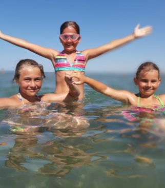 Я, моя сестра и моя подруга Ира. Мы отдыхали на Чёрном море.