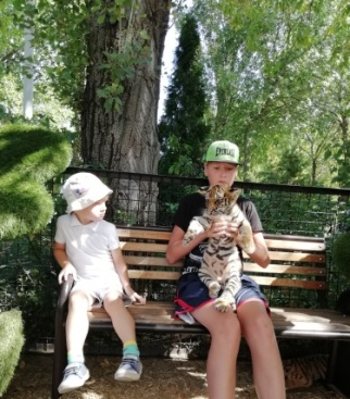 Валентин 13 лет, и его млатший брат Иван, в Белогорске, парк львов Тайган.