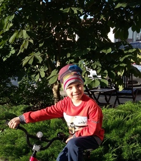 Ярослав катается на велосипеде
