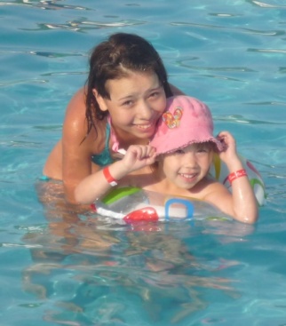 Лия со старшей сестрой Алией в бассейне