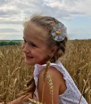 Анастасия Андрианова в Мордовии, пшеничное поле.
