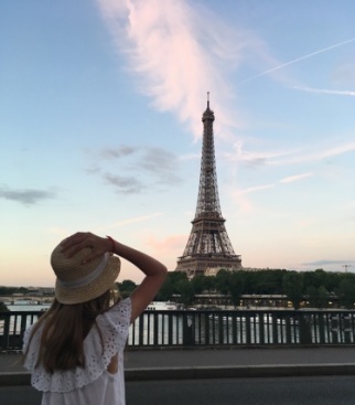 Это я в городе моей мечты-Париже!!! На этом фото я любуюсь Эйфелевой башней!Это одно из самых ярких впечатлений моего лета!!!