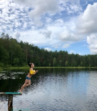 Ярослав только научился плавать, поэтому прыгать в глубокое озеро доверяем ему только в нарукавниках.