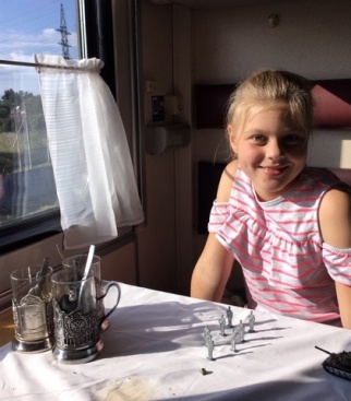Алиса, 8 лет. Еду в поезде в Астрахань, на отдых.