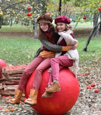 На фото Дарья Ильина (в красном берете) с подружкой