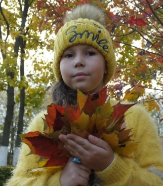 Привет, Детское радио! Обожаю теплую осень! тогда я одеваю свою желтую шапочку и мягкий желтый свитер и сливаюсь с природой!)))))