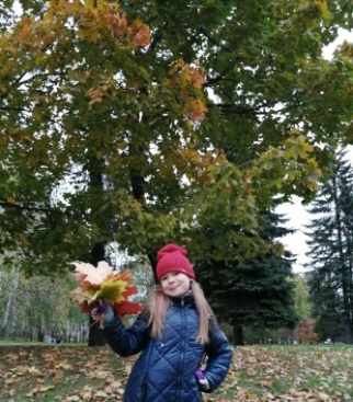 Сестра Катя Бывальцева с осенним букетом в парке.