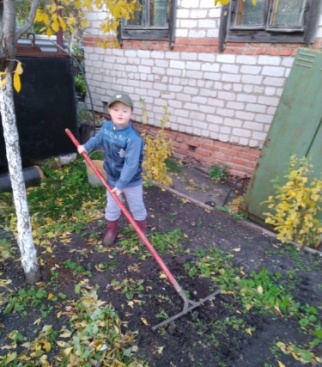 На фотографии мой сын, Шкуренков Максим. Он с большим удовольствием помогает нам на даче.