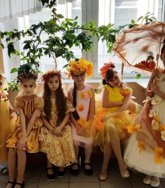 Осень в школе! На фото изображены Саша Харитошина (крайняя слева) и ее друзья-одноклассники.