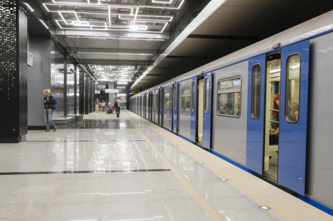 В поездах московского метро начали показывать мини-фильмы