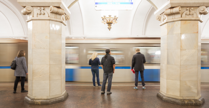 Посох и борода Деда Мороза: Что москвичи забывали в метро на новогодних праздниках?