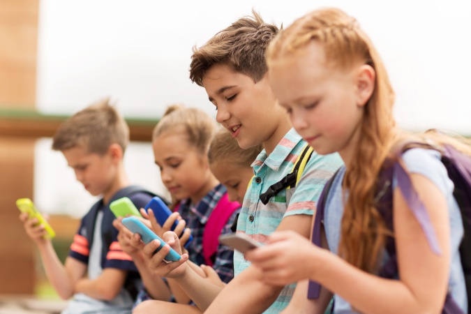 Сколько времени современные дети проводят за экранами смартфонов?
