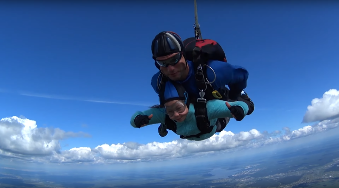 10-летняя девочка из Екатеринбурга прыгнула с парашютом с высоты 2,4 км и установила рекорд