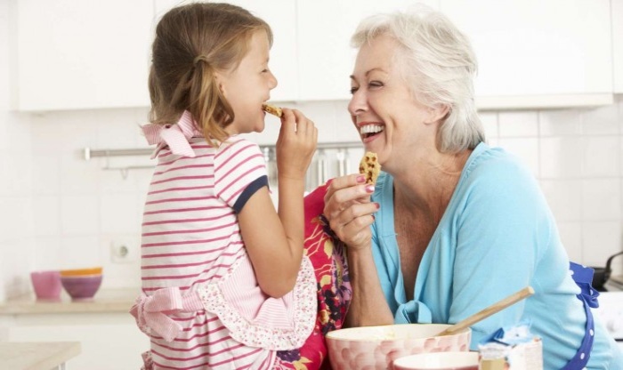 Ученые выяснили, что бабушки и дедушки, заботящиеся о внуках, живут дольше