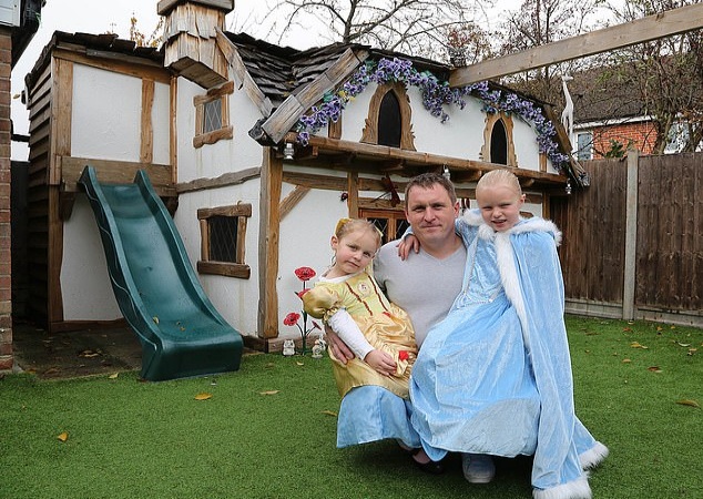 Папа построил для дочерей игровой домик в стиле Disney