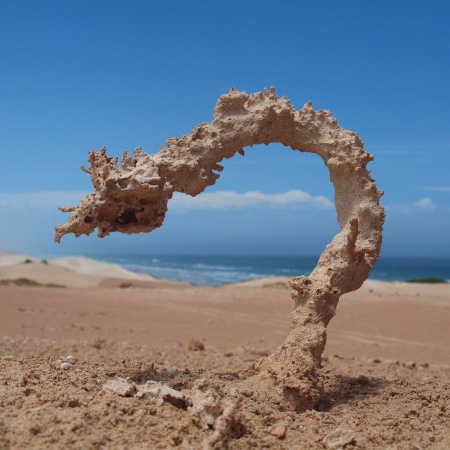 Ученые нашли загадочные скульптуры на песке. Это следы молний!
