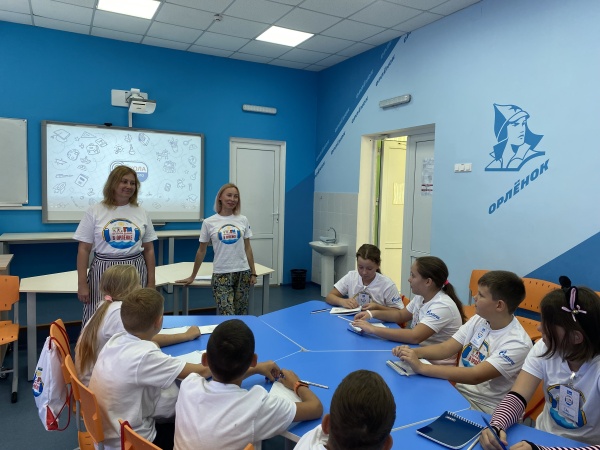 Алё-Алёна и Юля Солнечная стали наставниками для отряда юных журналистов
