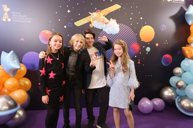 Хрюша не боится конкуренции, а Юлия Барановская не знает, что такое поп-ит: корреспонденты Детского радио пообщались со звездами на «Тэфи-Kids»