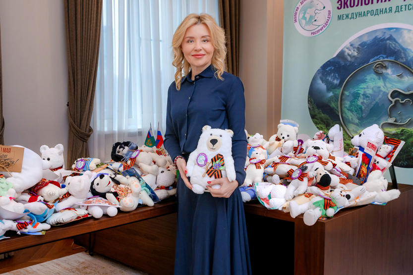 Дети всей страны подарили героям тепло